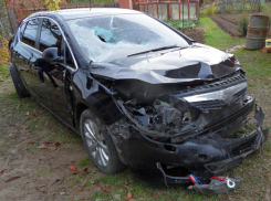 Неуправляемый грузовик расплющил легковушку на трассе в Ростовской области