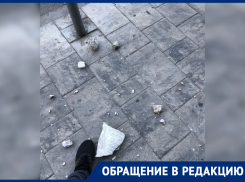 Жители Ростова вынуждены обходить тротуар из-за разрушающегося здания