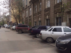 В Ростове наглые водители вынуждают пешеходов ходить по капотам машин