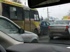 Массовое ДТП с маршруткой и пятью легковушками парализовало движение в центре Ростова на видео