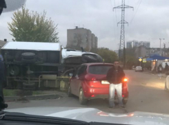 Небольшой хэтчбек сумел перевернуть грузовую «Газель» в Новом поселении в Ростове