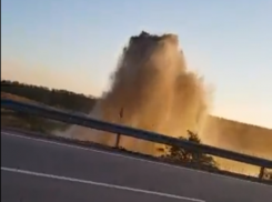 Мощный гейзер из грязной и смрадной воды на трассе под Ростовом попал на видео