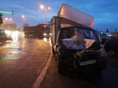Два автомобиля столкнулись на трассе под Ростовом