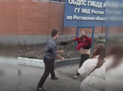 Драка водителя ростовского автобуса и пассажира у ворот ГИБДД попала на видео