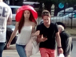 Ростовская модница прошлась по центру города с красным тазом на голове