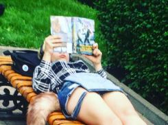 Читающая лежа на лавочке «девушка-оборотень» удивила и позабавила жителей Ростова