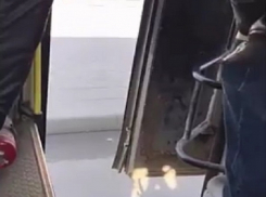 Опасная езда в ростовской маршрутке с открытой дверью попала на видео