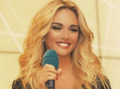 Главная звезда российского футбола Виктория Лопырева в полупрозрачном платье получила мяч от Гусева