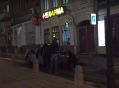 Жуткий капкан с автомобилем в центре Ростова сняли на видео