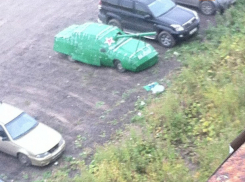 Праздничным салютом из самодельного танка завоевал сердце возлюбленной молодой жених в Ростове