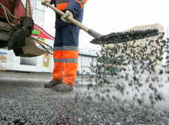 Водитель Volkswagen жестоко избил дорожного рабочего, ремонтирующего асфальт в Ростове