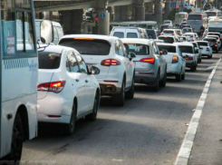 Сломанный светофор и коммунальная авария заморозили движение в центре Ростова