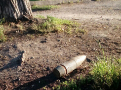 Найденный у трассы артиллерийский снаряд обезвреживают саперы в Ростовской области 