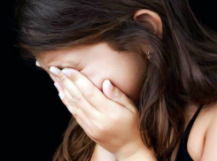 Злостный преступник насиловал и шантажировал девочку в Ростовской области