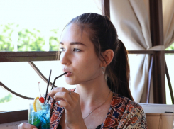 Настя высосала весь коктейль и помирилась с любимым мужчиной