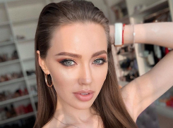 Ростовскую модель Анастасию Костенко раскритиковали за поход в зоопарк в миниюбке и на каблуках