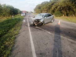 Один человек погиб и четверо пострадали в лобовом ДТП на трассе в Ростовской области