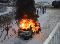 Пожар в Ростовской области: во дворе многоквартирного дома сгорела легковушка