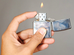 Зажигалка взорвалась в руках у молодой женщины и сильно обожгла руки и лицо в Ростове