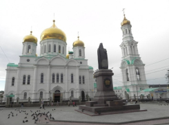 Митрополит Меркурий еще раз потребовал власти убрать бездомных с Соборной площади