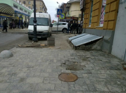 Заботливые подрядчики «кладут на совесть» плитку на улице Семашко в Ростове