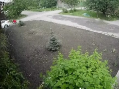 Ростовчане на иномарке украли в Ростове канализационный люк и попали на видео