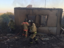 В Ростовской области вспыхнувшая сухая трава уничтожила несколько построек