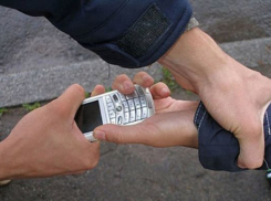 В Ростове ночью неизвестные ограбили парня