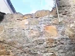 Стена обрушилась в одном из домов на 30-й Линии в Ростове