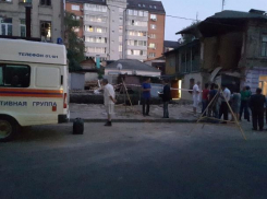 Последствия обрушения части жилого дома в Ростове ликвидируют спасатели на видео 