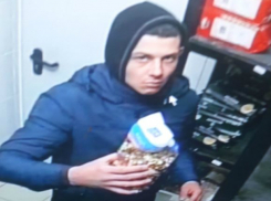 Изголодавшийся ростовчанин вынес со склада ресторана упаковку фундука и Pepsi