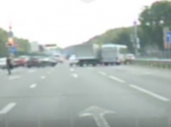 Мгновенная карма настигла торопливого маршрутчика-нарушителя у «Меги» Ростова на видео