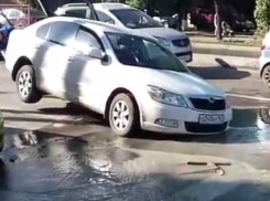 Провалившаяся в коммунальную ловушку иномарка «отправилась к центру земли» из центра Ростова на видео