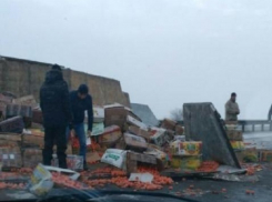 Грузовик с мандаринами перевернулся на трассе в Ростовской области 