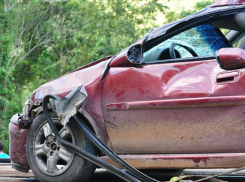 В Новочеркасске подростки сбили столб на угнанной машине