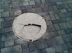 Новый люк треснул пополам в центре Ростова