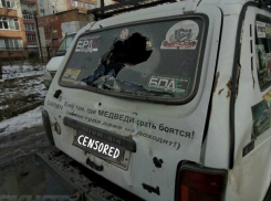 Шокировавшее ростовчан видео о нападении мужчины с топором на «Ниву» полиция назвала розыгрышем