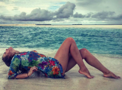 Полина Диброва показала на Мальдивах красивые обнаженные ноги и «подкоптилась»