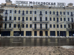 Сити-менеджер Ростова пожаловался на вандалов, испортивших баннер на здании гостиницы «Московская»