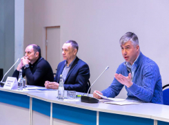 Ребенок из рухнувшего дома на Нариманова подарил «волшебную палочку» сити-менеджеру Ростова Логвиненко