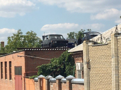 Изобретательные ростовчане превратили крышу дома в парковку 