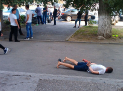 В Ростове полицейские «уложили» на асфальт водителя и пассажира