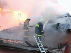 Мощный огонь в частном доме Ростова тушили три часа два десятка пожарных