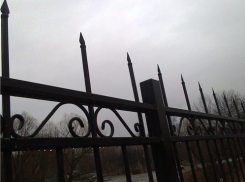 Мужчина истекал кровью среди могильных оград на кладбище под Ростовом