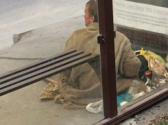 Бродяга захватил остановку общественного транспорта в Ростове