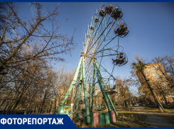Ржавые аттракционы и расписанные качели: грустный фоторепортаж из парков Ростова