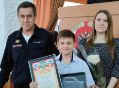 Полиция наградила школьника, который спас девушку в Ростовской области