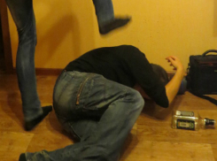 Разгоряченный алкоголем рецидивист до смерти забил приятеля во время застолья в Ростовской области