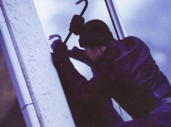 Из гаража женщины в Ростовской области 25-летний мужчина похитил сотни нарядов