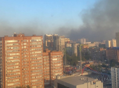 В Ростове перекрыта улица из-за сильного пожара и задымления